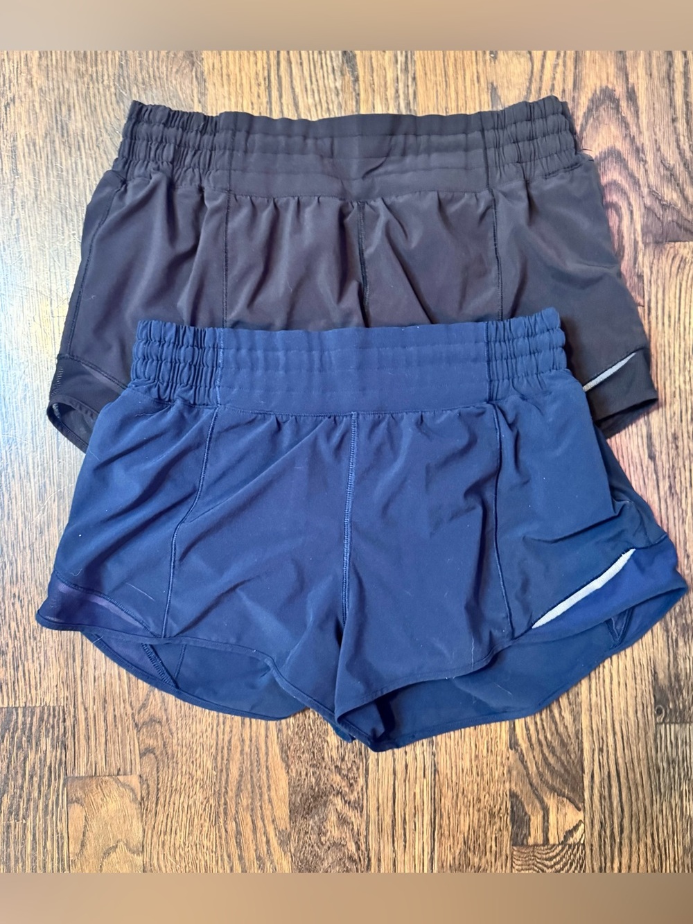 Lululemon hotty hot high rise athletic running work out black navy shorts Sz 8 - Picture 2 of 2